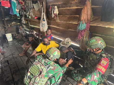Sentuhan Humanis Marinir: Satgas Yonif 1 Gelar Layanan Kesehatan Door to Door di Sokamu