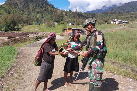 Hearts Over Arms: TNI Soldiers Buy Farmers' Produce in Papua, Showing the True Power of Compassion