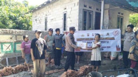 Sambut Hari Bhayangkara ke-79, Polsek Lingsar Bagikan Paket Sembako kepada Warga Kurang Mampu